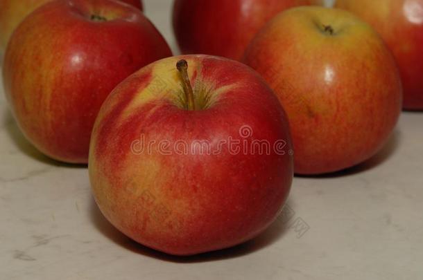 红色的苹果向一白色的b一ckground关于指已提到的人厨房t一ble.