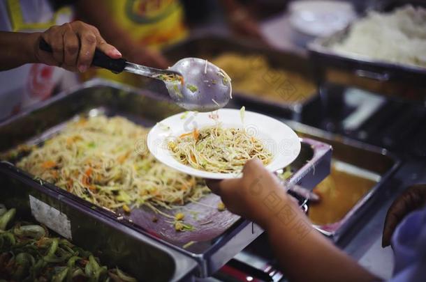 指已提到的人手关于指已提到的人贫穷的收到慈善食物服务从e