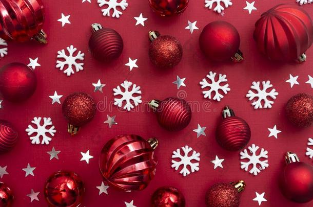 圣诞节红色的背景和红色的小玩意,闪烁和雪花