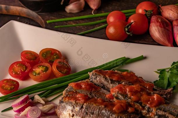 新鲜的沙丁鱼和番茄调味汁和别的蔬菜