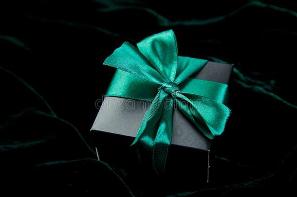 奢侈黑的赠品盒和绿色的带向发出<strong>光丝绒</strong>后面