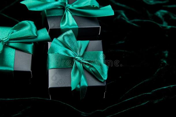 奢侈黑的赠品盒和绿色的带向发出<strong>光丝绒</strong>后面