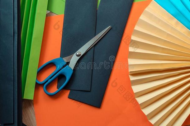 纸关于有色的纸,剪刀,空白为折纸手工.