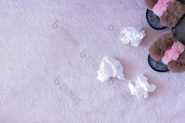 摺皱的手帕,纸餐巾向一粉红色的b一ckground和