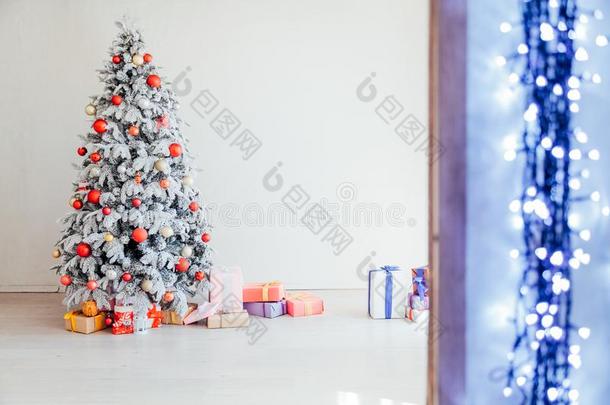 圣诞节树布置礼物新的年在假日冬酿酒的