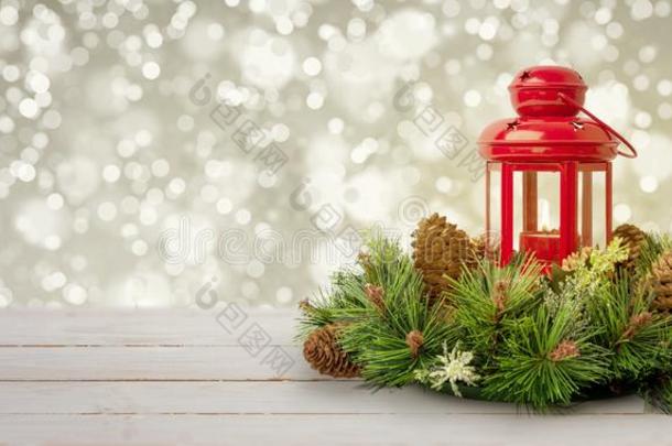 圣诞节装饰和冷杉<strong>树枝</strong>,圆锥细胞和红色的<strong>灯笼</strong>向