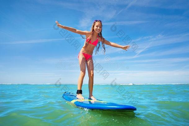 小的女孩海浪海波起立向海浪board
