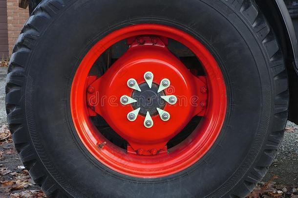 农场主红色的拖拉机轮子大大地机器金属边橡胶圆