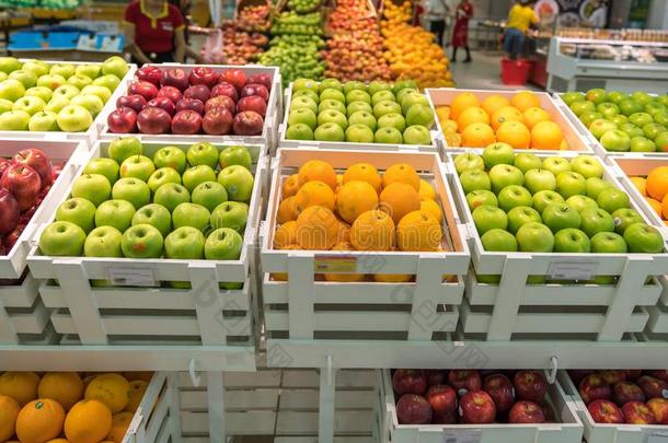 新鲜的健康的成果向架子采用超级市场