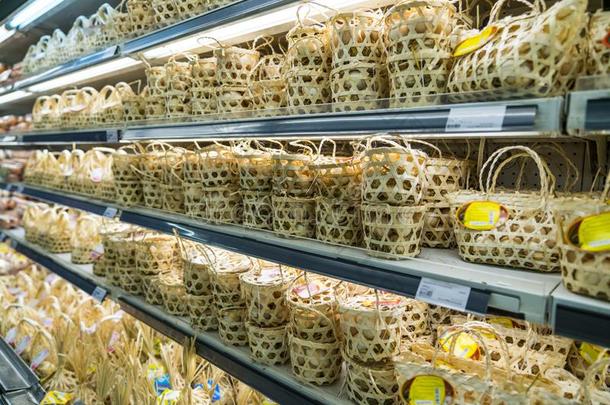 包装关于鸡卵向超级市场架子.亚洲人食物