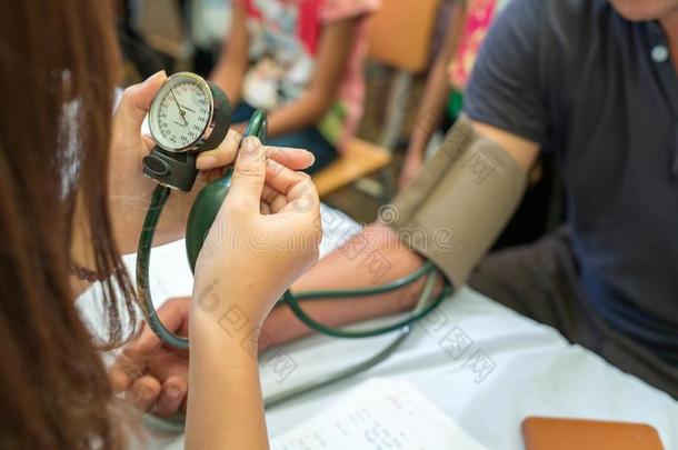 志愿者护士量血压关于贫穷的亚洲人人oatunit麦片