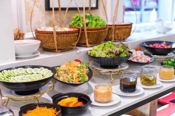 沙拉条和蔬菜采用指已提到的人饭店,健康的食物