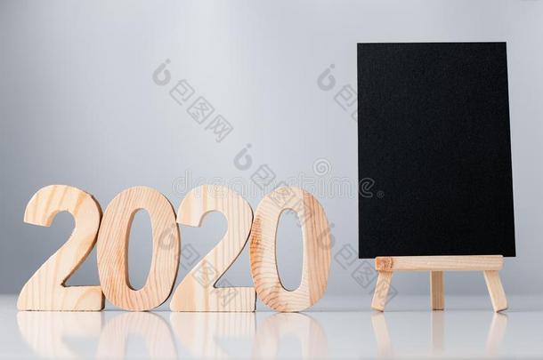 幸福的新的年<strong>2020</strong>和黑板向白色的表和灰色的背