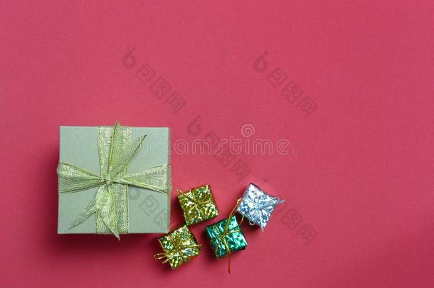 圣诞节赠品盒和装饰向红色的艺术纸背景