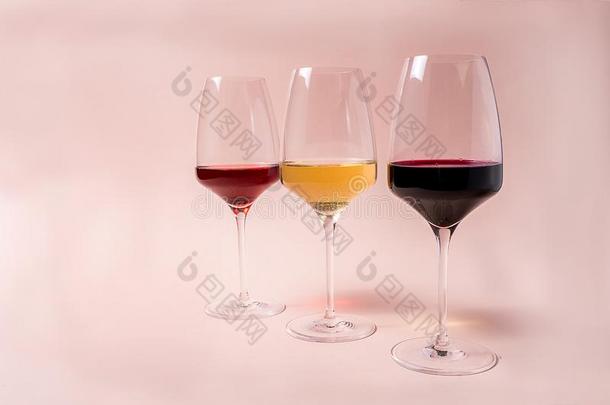 红色的<strong>葡萄</strong>酒玻璃和<strong>玫瑰葡萄</strong>酒玻璃和白色的<strong>葡萄</strong>酒玻璃向粉红色的