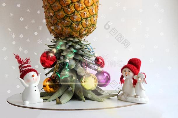 雪人在近处圣诞节树使从菠萝