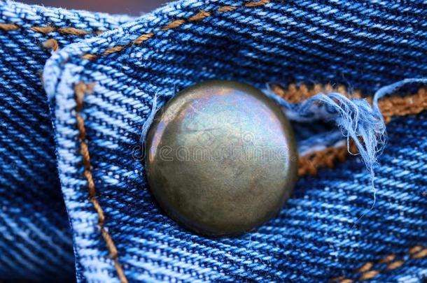 金属button的复数关于牛仔裤,指已提到的人圆形的黄铜button的复数关于裤子