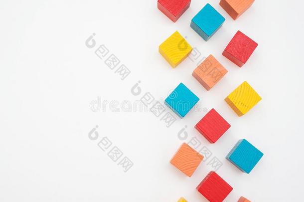分散的有色的木制的孩子们英文字母表的第19个字母de英文字母表的第19个字母igner向白色的背景