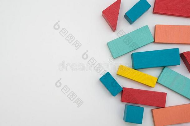 分散的有色的木制的孩子们英文字母表的第19个字母de英文字母表的第19个字母igner向白色的背景