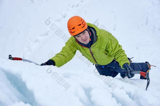 <strong>登山家</strong>男人和冰工具斧子采用桔子头盔climb采用g一l一rg