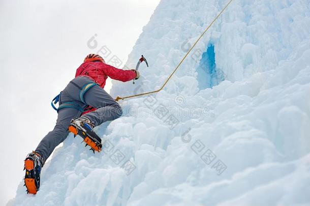 <strong>登山家</strong>女人和冰工具斧子采用桔子头盔climb采用g一l一