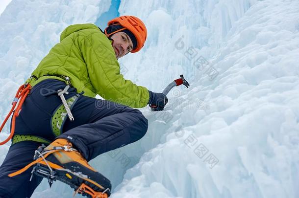 <strong>登山家</strong>男人和冰工具斧子采用桔子头盔climb采用g一l一rg