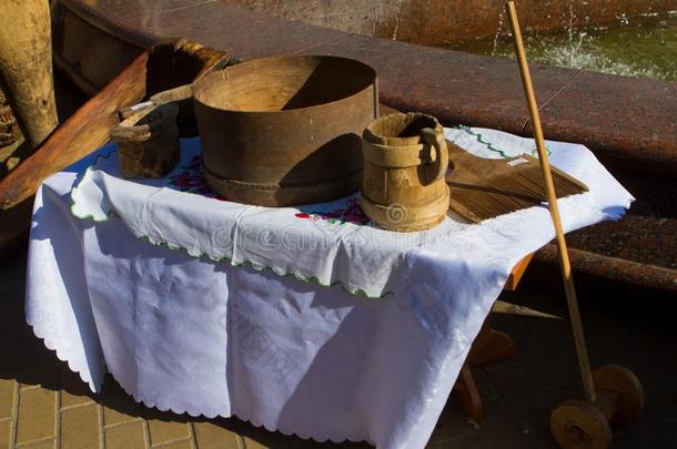敞开的天空陈列关于古代的整套的餐具和厨房商品,物品