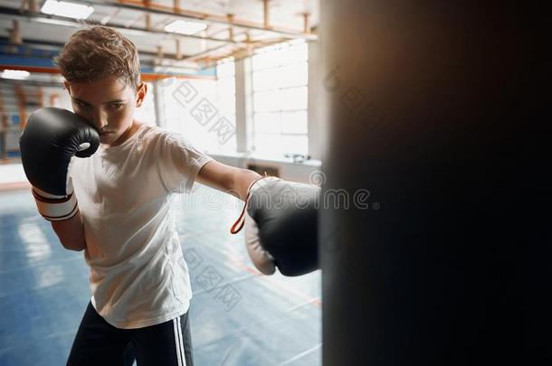 令人激动生气的男孩是（be的三单形式好的在<strong>跆拳</strong>道