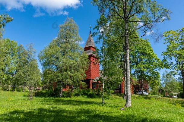 木制的教堂向指已提到的人瑞典的乡村采用夏阳光