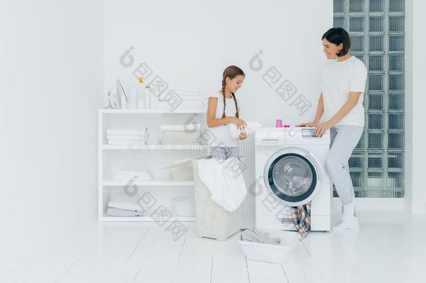 室<strong>内</strong>的射手关于幸福的母亲和女儿st和在近处洗涤machine<strong>机器</strong>