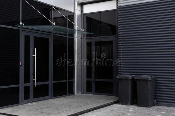 黑的玻璃门-入口向现代的建筑物和两个抓痕