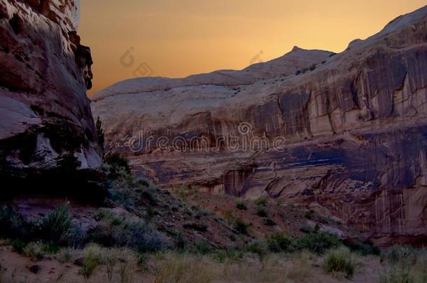 日出越过马蹄铁峡谷跟踪