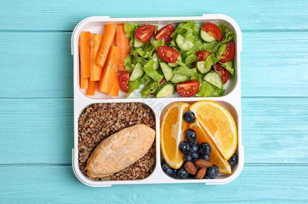 盘子和健康的食物为学校小孩向光蓝色表