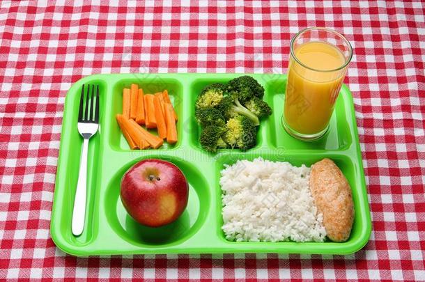 服务盘子和<strong>健康</strong>的食物向背景.<strong>学校</strong>午餐