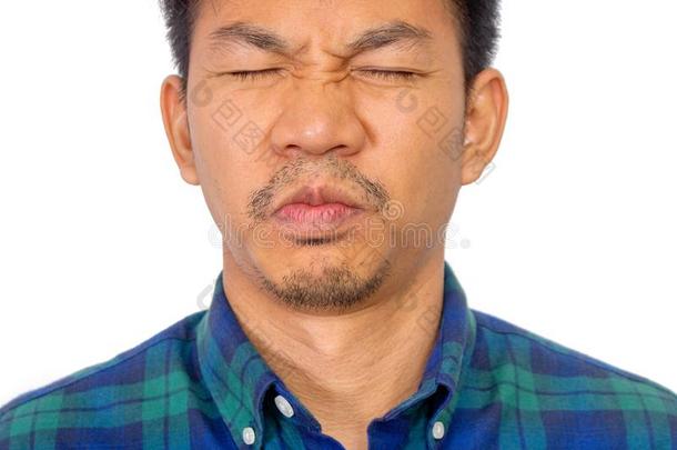一亚洲人男人采用蓝色彩格呢衬衫是（be的三单形式smell采用gsometh采用gst采用ky一