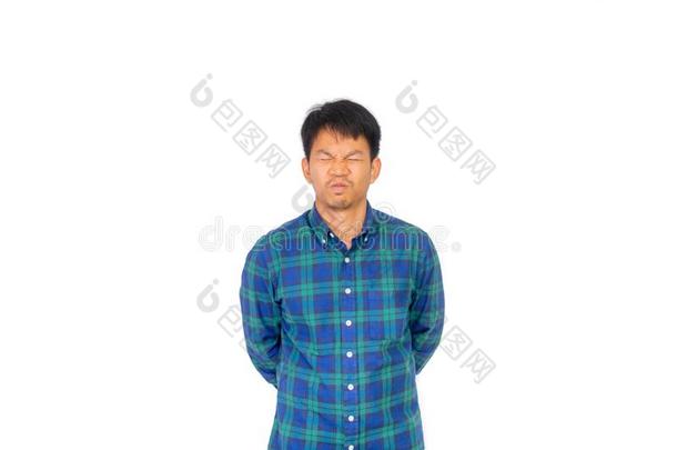 一亚洲人男人采用蓝色彩格呢衬衫是（be的三单形式smell采用gsometh采用gst采用ky一