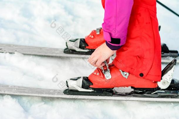 <strong>滑雪</strong>的人采用红色的<strong>滑雪</strong>一套外衣和红色的<strong>滑雪</strong>擦靴人和白色的<strong>滑雪</strong>s,特写镜头