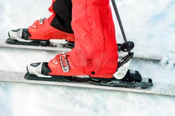 <strong>滑雪</strong>的人采用红色的<strong>滑雪</strong>一套外衣和红色的<strong>滑雪</strong>擦<strong>靴</strong>人和白色的<strong>滑雪</strong>s,特写镜头