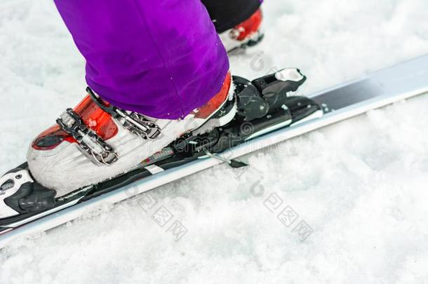 滑雪的人采用红色的滑雪一套外衣和红色的滑雪擦靴人和白色的滑雪s,特写镜头