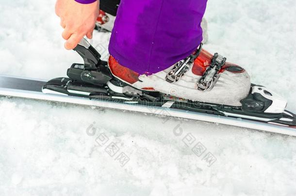 <strong>滑雪</strong>的人采用红色的<strong>滑雪</strong>一套外衣和红色的<strong>滑雪</strong>擦靴人和白色的<strong>滑雪</strong>s,特写镜头