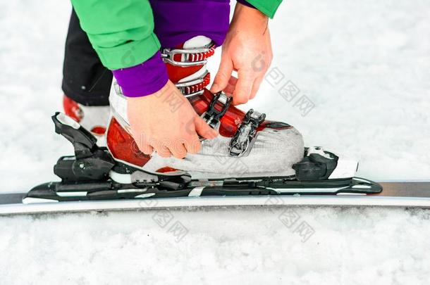 滑雪的人采用红色的滑雪一套外衣和红色的滑雪擦靴人和白色的滑雪s,特写镜头