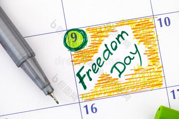 令人回忆起的东西自由一天采用日历和绿色的笔
