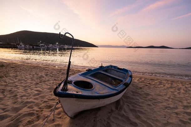 美丽的风景和小船向指已提到的人早晨海滩