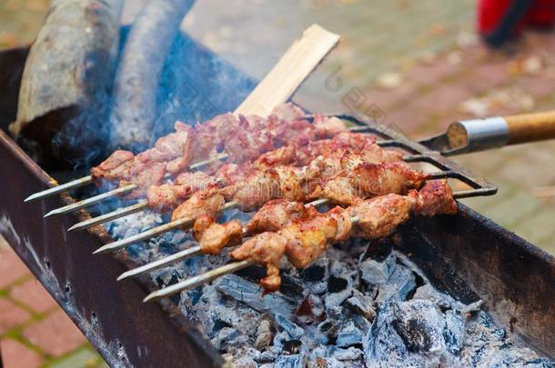 希什河烤腌羊肉串用于烤炙的向指已提到的人烧烤.barbecue吃烤烧肉的野餐户外的,顶看法