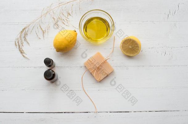 手工做的柠檬肥皂,柠檬s和橄榄油顶看法