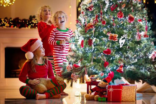 小孩装饰圣诞节树.小孩向圣诞节前夕