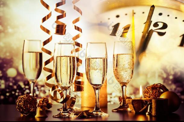 香槟<strong>酒</strong>眼镜反对假日家畜的肺脏准备好的为新的年&字母x27