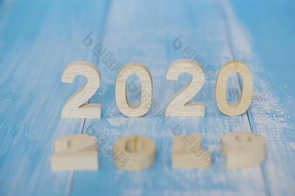 木制的数字关于2020从2019向2020向蓝色乡村的