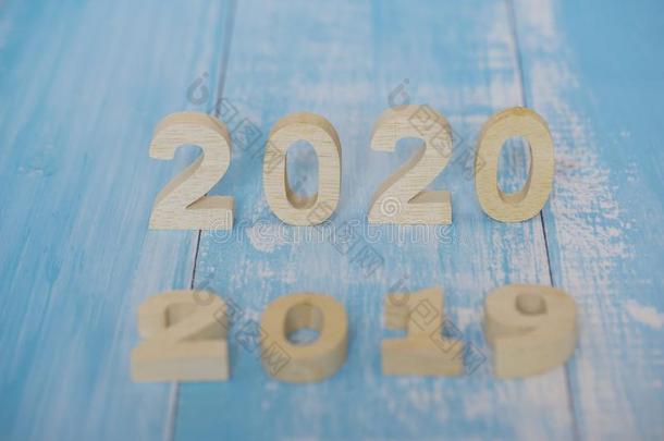 木制的数字关于2020从2019向2020向蓝色乡村的