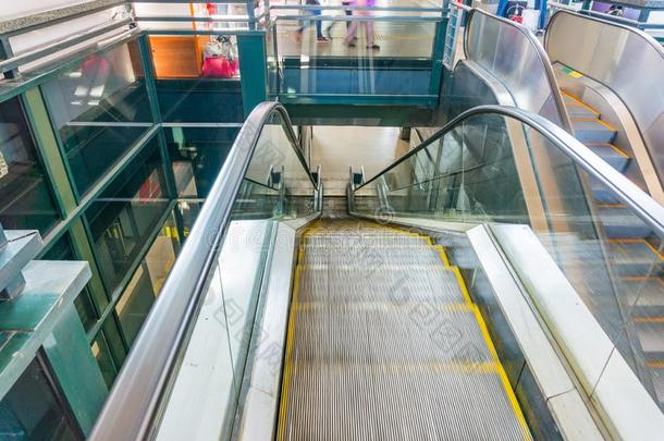 车站自动扶梯.安慰和安全关于运动关于乘客